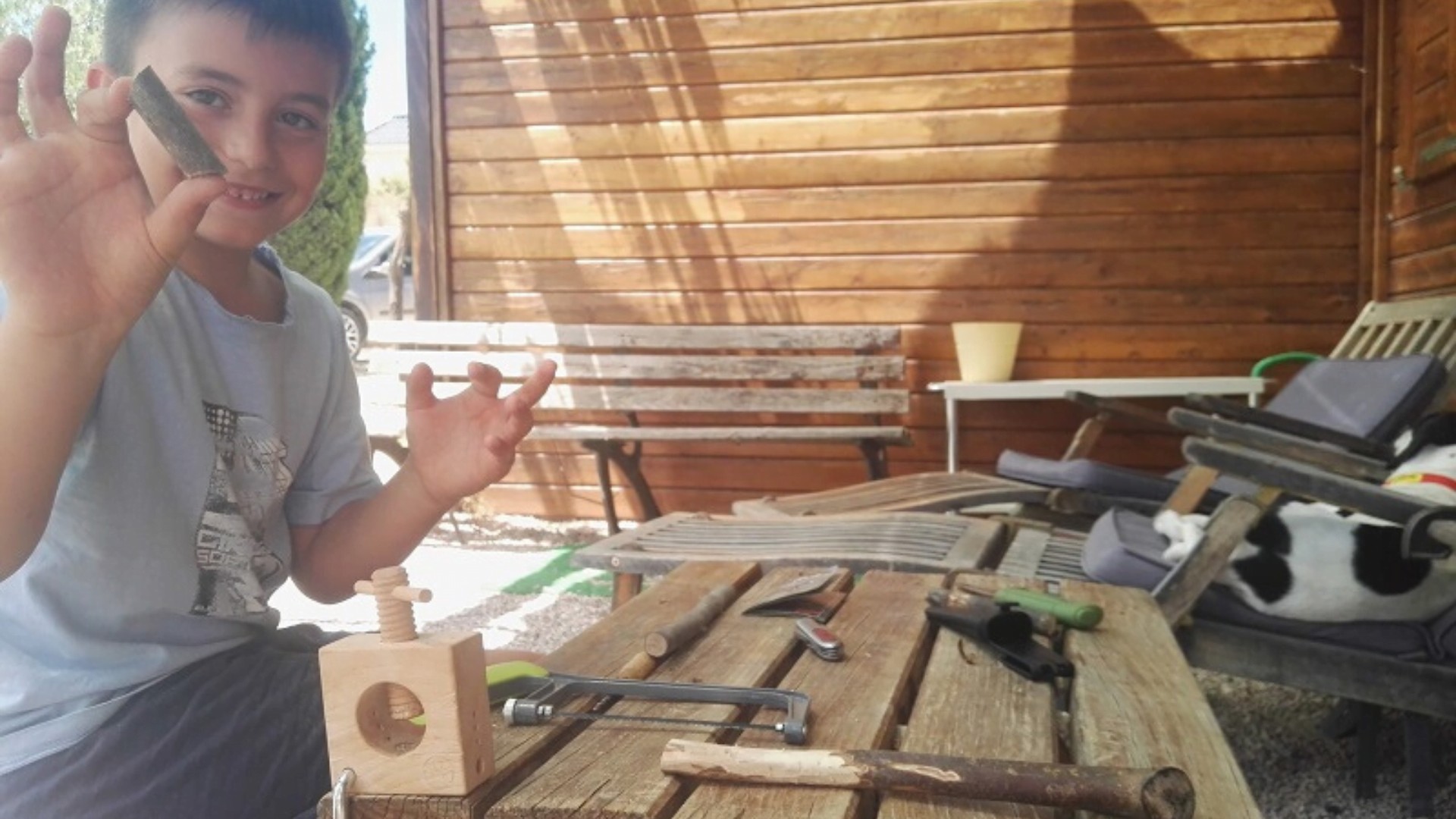 En este momento estás viendo Mini guía para iniciarse en el uso de cuchillos y herramientas reales con niñas y niños
