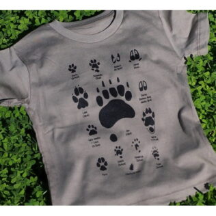 Camiseta huellas – Crianza en verde