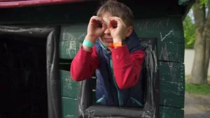 Lee más sobre el artículo Breve guía para escoger prismáticos infantiles (de 4 a 12 años)