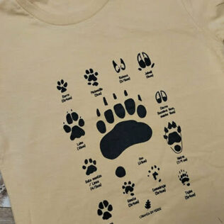 Camiseta huellas – Crianza en verde