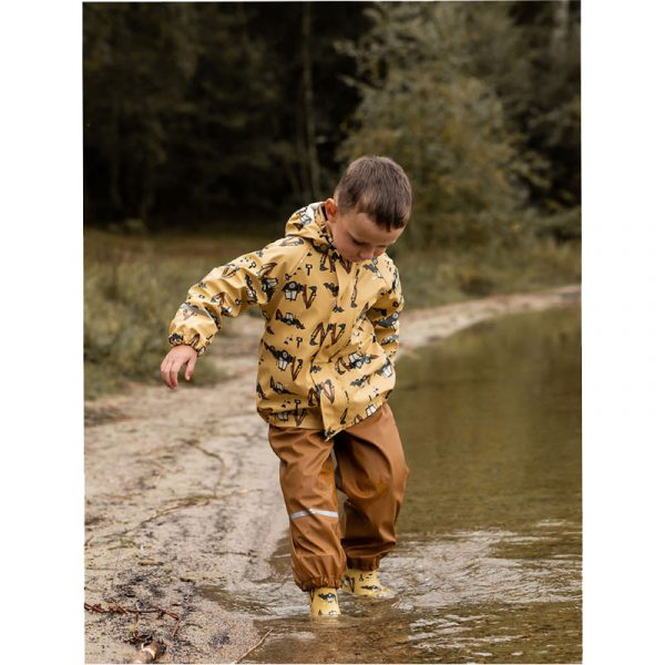 niño jugando en el agua con un conjunto impermeable estampado con forro polar de la marca celavi