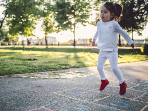 La importancia y el beneficio del juego al aire libre para niños y niñas
