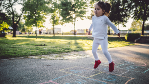 Lee más sobre el artículo La importancia y el beneficio del juego al aire libre para niños y niñas